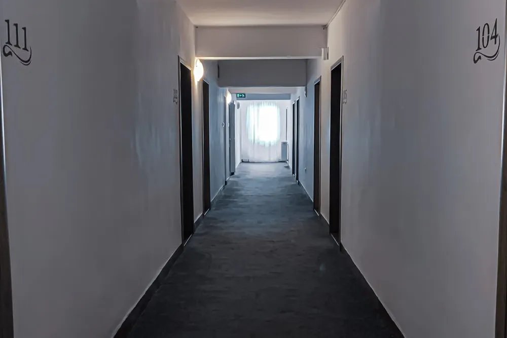 扉が並ぶ静かな建物の廊下