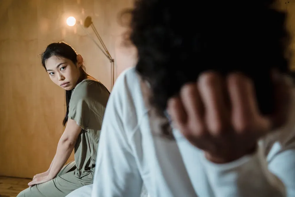 薄暗い部屋で言葉を交わさない夫婦